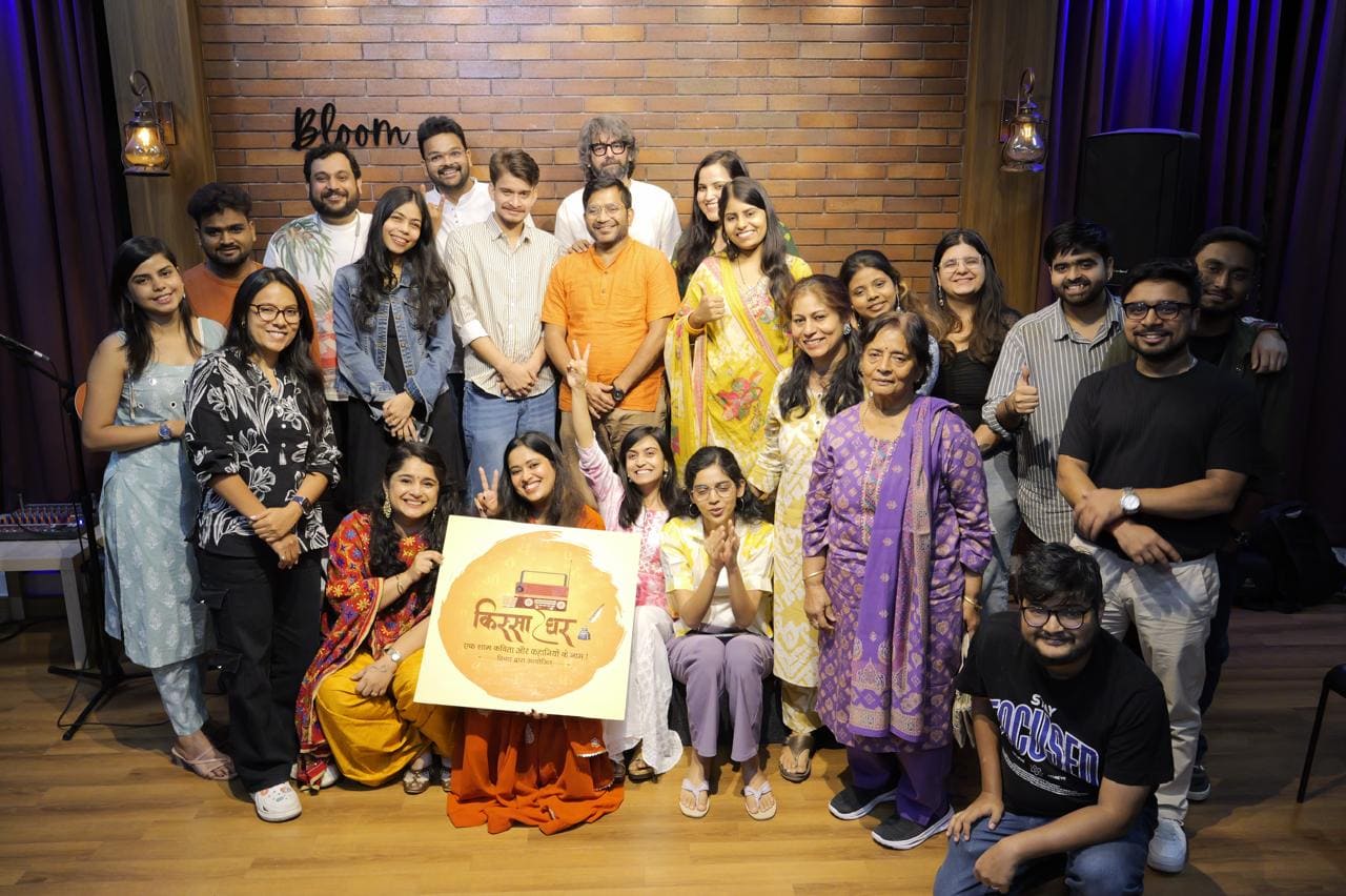 A large group of Quissa Ghar performers and audience members gathered together after a session