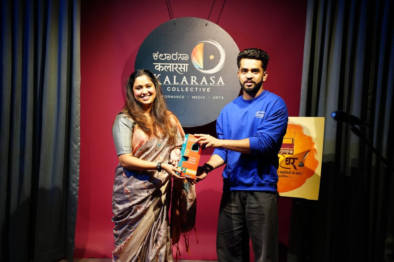 A performer receiving a gift on stage at Quissa Ghar