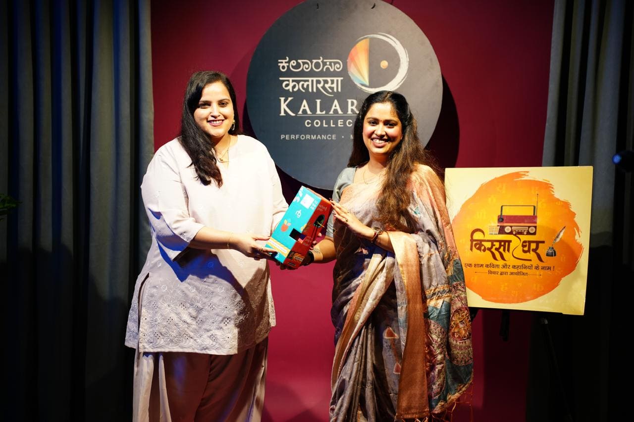 A Quissa Ghar organiser presenting a gift to a performer