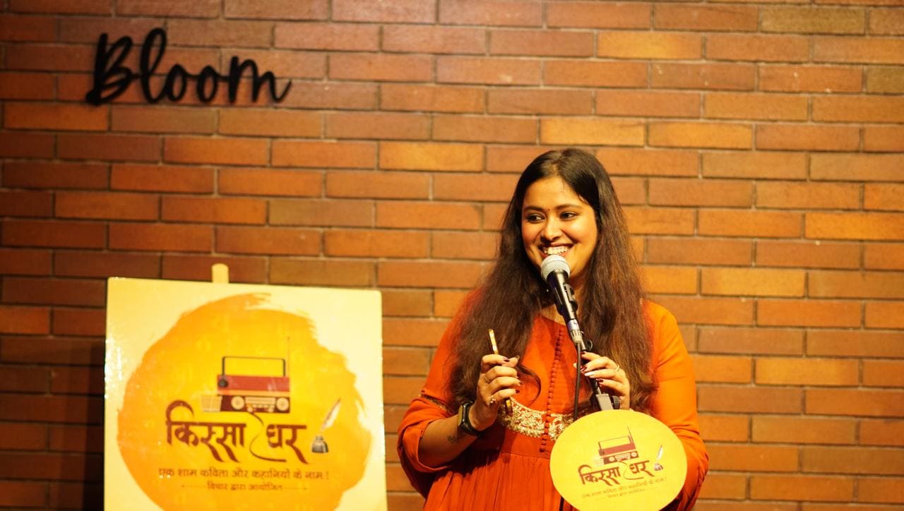 A performer on stage at Quissa Ghar, mid-performance
